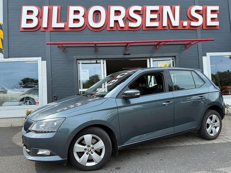 Mörkgrå Begagnad 2018 Skoda Fabia Style Halvkombi | 139 000 kr (Marknadspris) - Bild 1/4