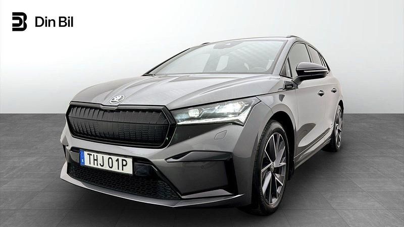 Grå Begagnad 2023 Skoda Enyaq iV SportLine SUV | 469 900 kr (Marknadspris) - Bild 1/4