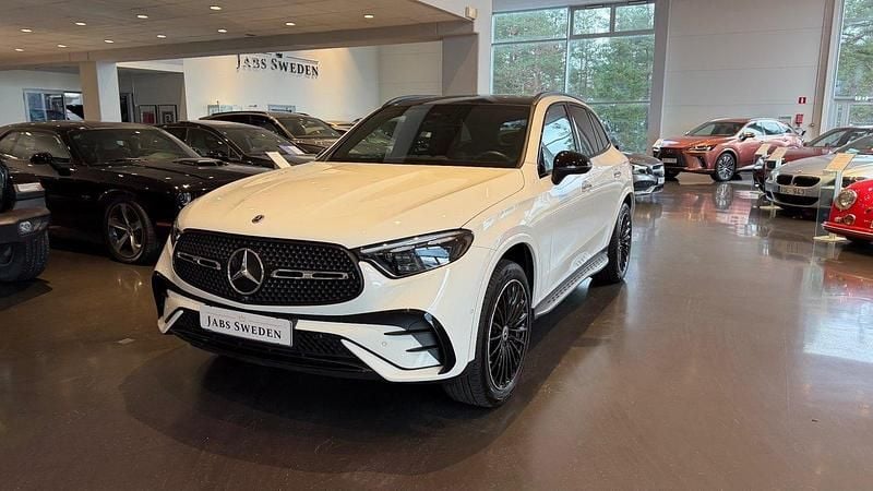 Vit Begagnad 2023 Mercedes GLC300e AMG SUV | 699 900 kr (Marknadspris) - Bild 1/4