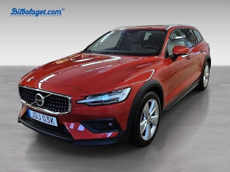 Röd Begagnad 2024 Volvo V60 CC Plus Kombi | 449 000 kr (Marknadspris) - Bild 1/4