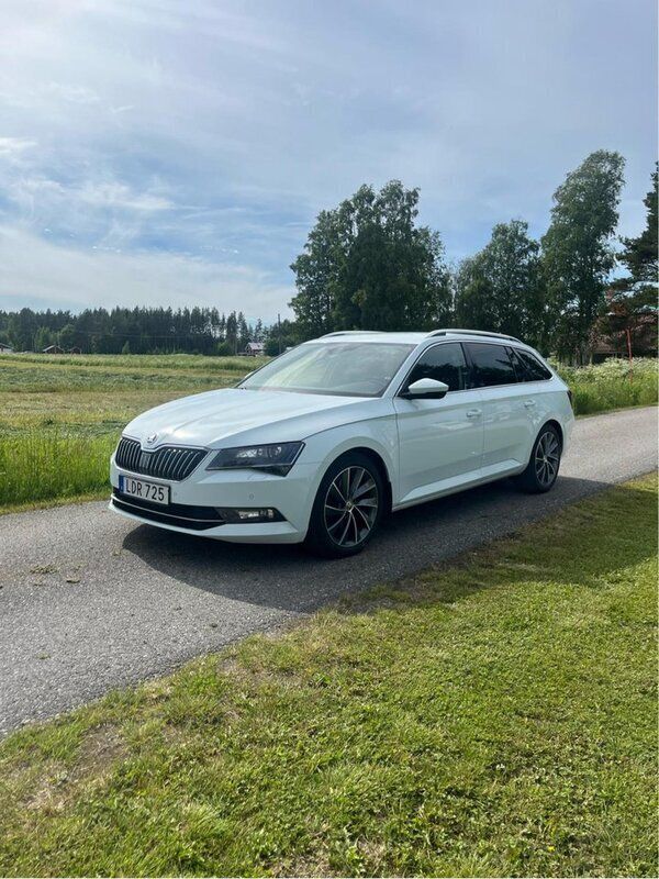 Vit Begagnad 2018 Skoda Superb Business Line Kombi | 218 000 kr (Marknadspris) - Bild 1/3