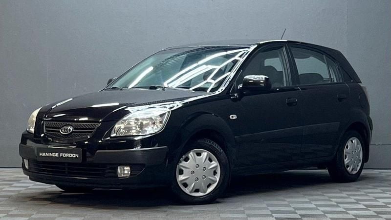 Svart Begagnad 2008 Kia Rio Halvkombi | 19 900 kr (Dyr) - Bild 1/4