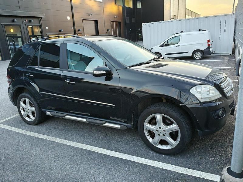 Svart Begagnad 2006 Mercedes ML350 SUV | 60 000 kr (Marknadspris) - Bild 1/4