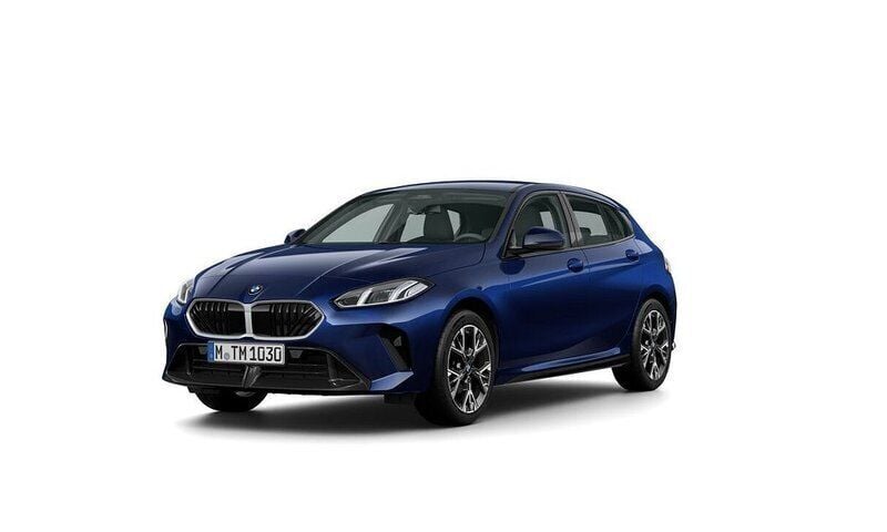 Tanzanite blå metallic Ny 2025 BMW 120 M Sport Halvkombi | 439 500 kr (Marknadspris) - Bild 1/4