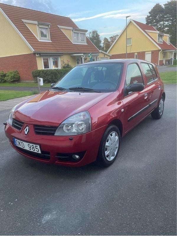 Röd Begagnad 2007 Renault Clio R.S. Halvkombi | 25 000 kr (Marknadspris) - Bild 1/3