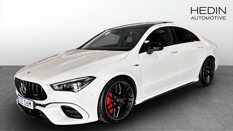 Vit (white) Begagnad 2023 Mercedes CLA45 AMG AMG Sportkupé | 559 900 kr (Marknadspris) - Bild 1/4