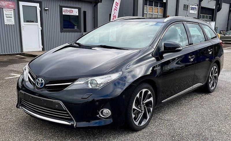 Svart Begagnad 2015 Toyota Auris Touring Sports Executive Kombi | 129 000 kr (Marknadspris) - Bild 1/4