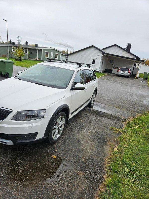 Vit Begagnad 2016 Skoda Octavia Scout Kombi | 92 000 kr (Superpris) - Bild 1/4
