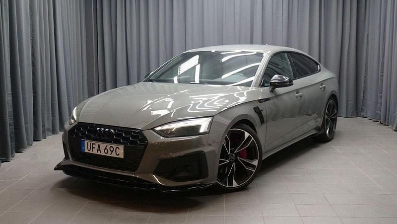 Grå Begagnad 2020 Audi A5 Sportback Edition .1 Halvkombi | 379 000 kr (Marknadspris) - Bild 1/4
