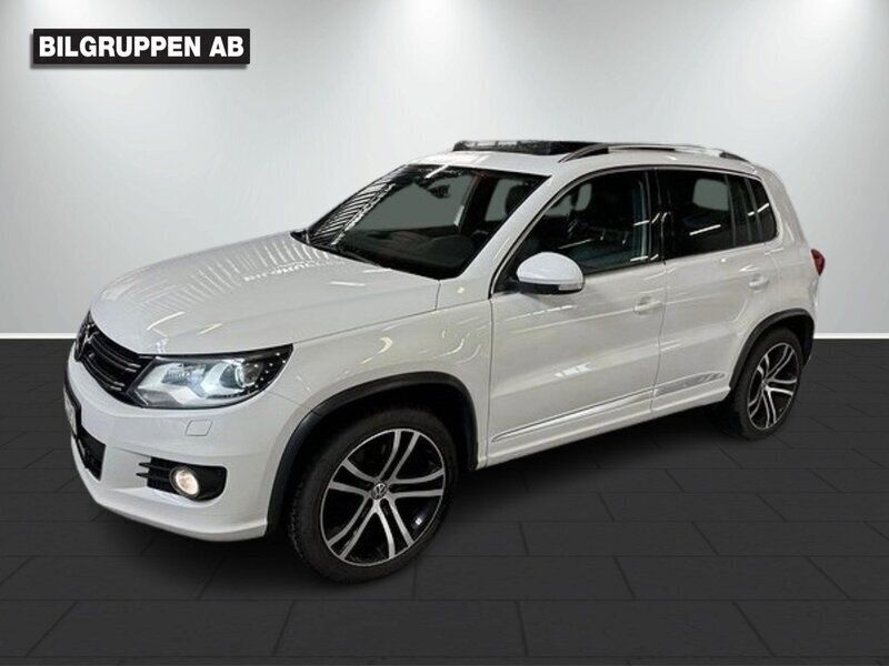 Vit Begagnad 2016 VW Tiguan Sportline SUV | 153 900 kr (Marknadspris) - Bild 1/4