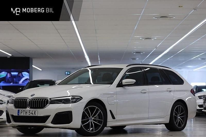 Vit Begagnad 2022 BMW 530 M Sport Kombi | 329 900 kr - Bild 1/2