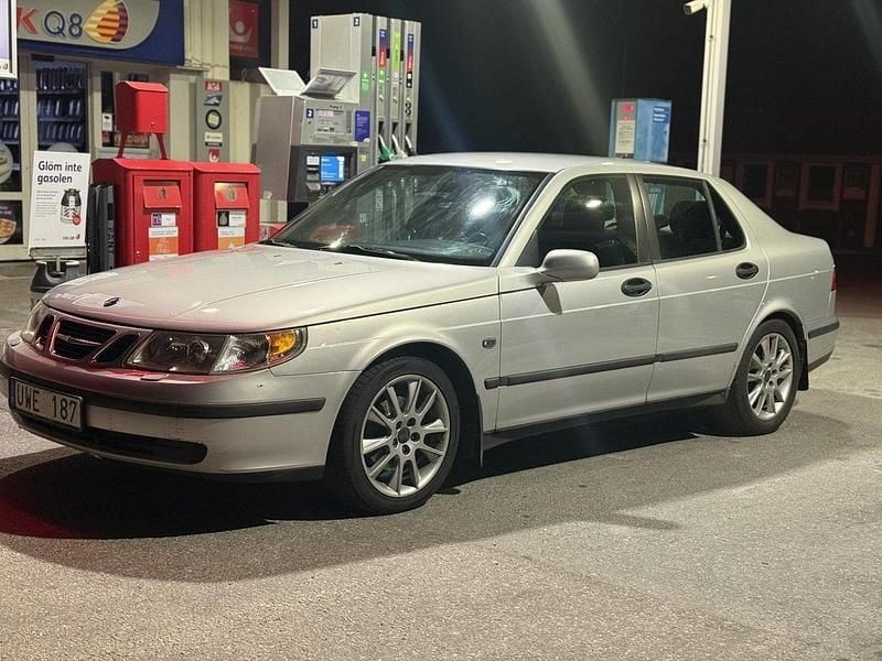 Grå Begagnad 2004 Saab 9-5 Linear Sedan | 18 500 kr (Marknadspris) - Bild 1/4