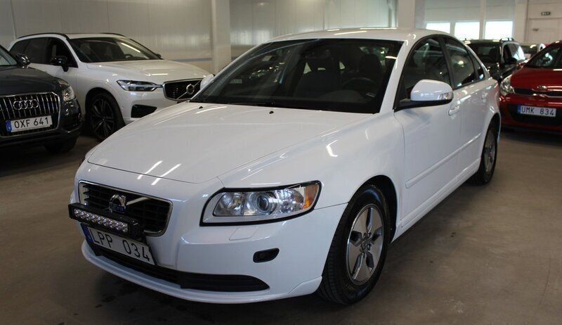 Vit Begagnad 2011 Volvo S40 Kinetic Sedan | 80 000 kr (Lite dyr) - Bild 1/3