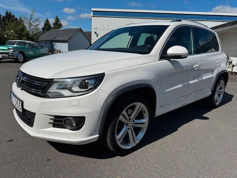 Vit Begagnad 2013 VW Tiguan R-line SUV | 129 800 kr (Marknadspris) - Bild 1/4