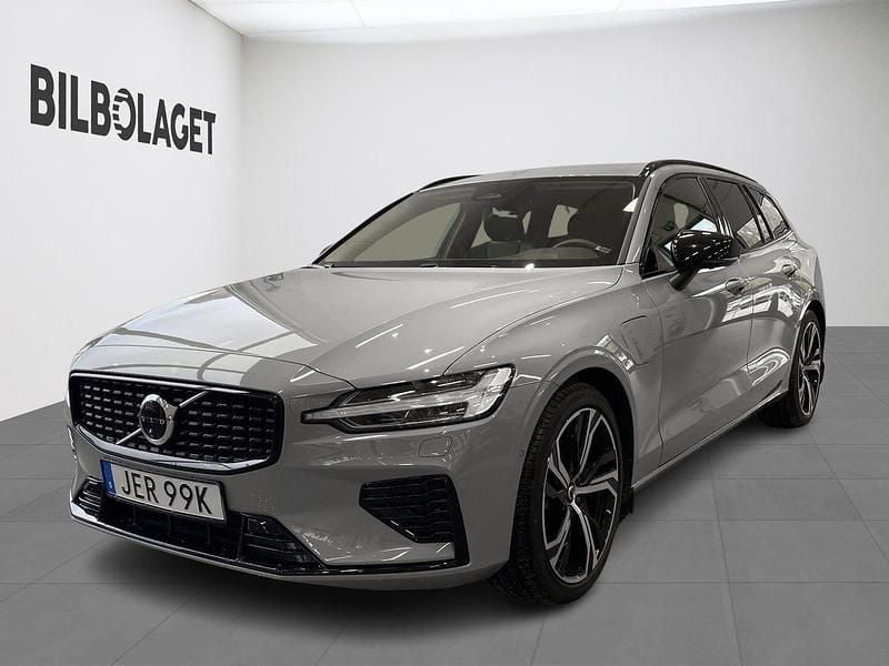 Grå Begagnad 2024 Volvo V60 Plus Kombi | 489 800 kr (Marknadspris) - Bild 1/4