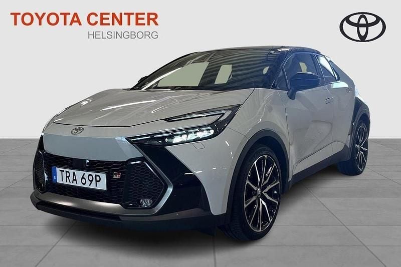 Grå Begagnad 2024 Toyota C-HR+ Edition SUV | 429 900 kr (Lite dyr) - Bild 1/3