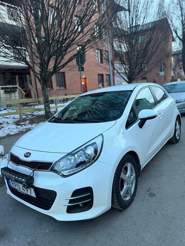 Begagnad Kia Rio 84 HK (61 kW) 2015 Vit