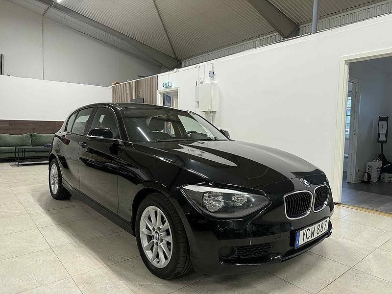 Svart Begagnad 2012 BMW 116 Halvkombi | 59 900 kr (Marknadspris) - Bild 1/4