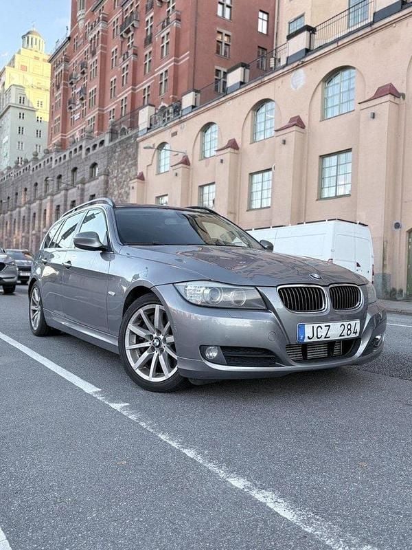 Grå Begagnad 2009 BMW 330 Comfort Edition Kombi | 89 900 kr (Superpris) - Bild 1/4