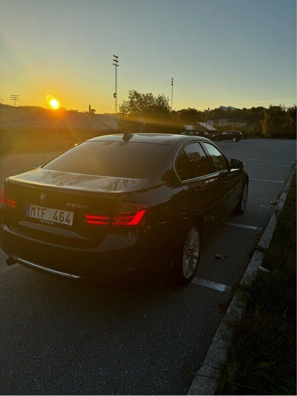 Blå Begagnad 2012 BMW 320 Luxury Line Sedan | 135 000 kr (Marknadspris) - Bild 1/4