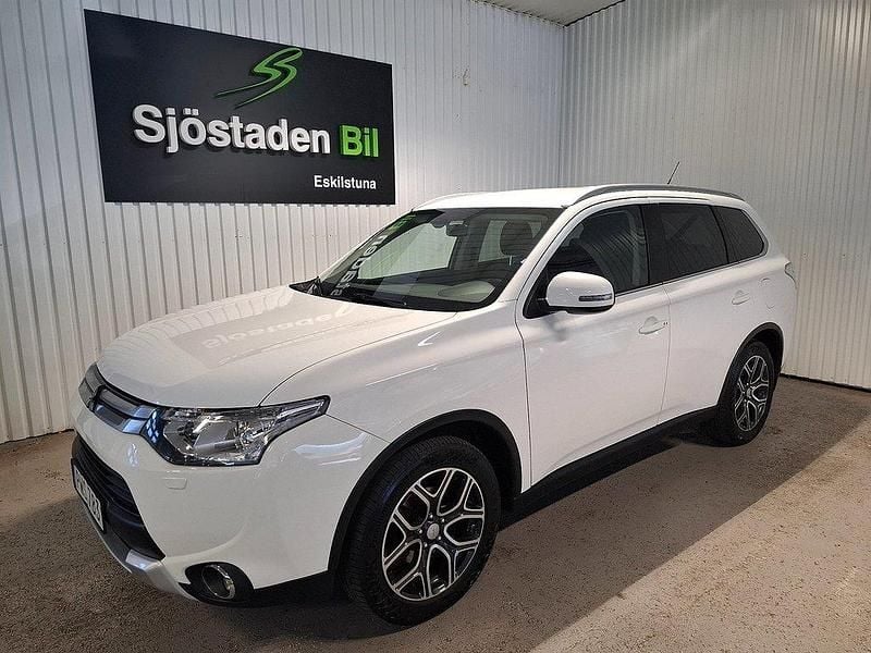 Vit Begagnad 2015 Mitsubishi Outlander SUV | 169 900 kr (Lite dyr) - Bild 1/4