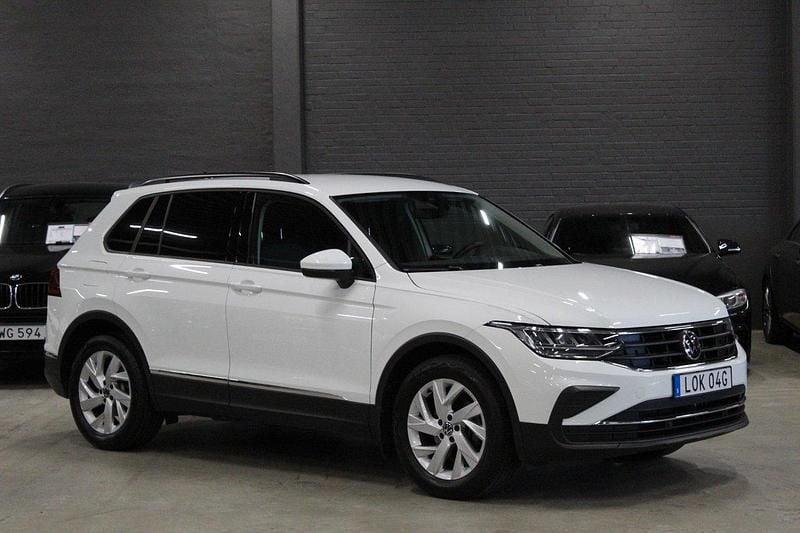 Vit Begagnad 2021 VW Tiguan SUV | 269 900 kr (Marknadspris) - Bild 1/4