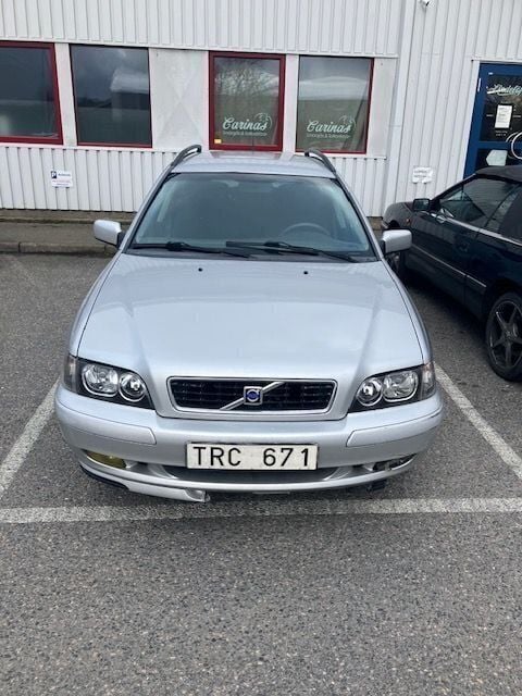 Grå Begagnad 2002 Volvo V40 Kombi | 10 000 kr (Bra pris) - Bild 1/4