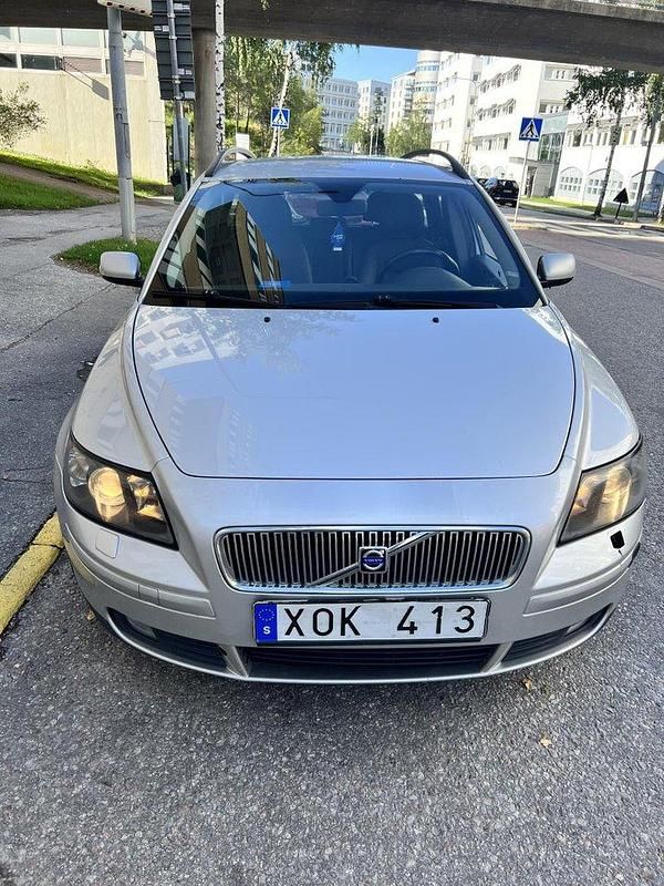 Grå Begagnad 2006 Volvo V50 Kinetic Kombi | 16 500 kr (Bra pris) - Bild 1/4