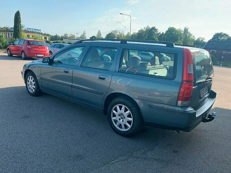 Begagnad Volvo V70 Business Edition 140 HK (102 kW) 2002 Grön Kombi