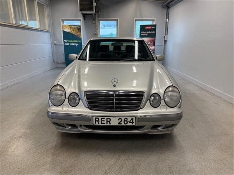 Ljusgrå (grå) Begagnad 2000 Mercedes E200 Elegance Sedan | 44 900 kr - Bild 1/4