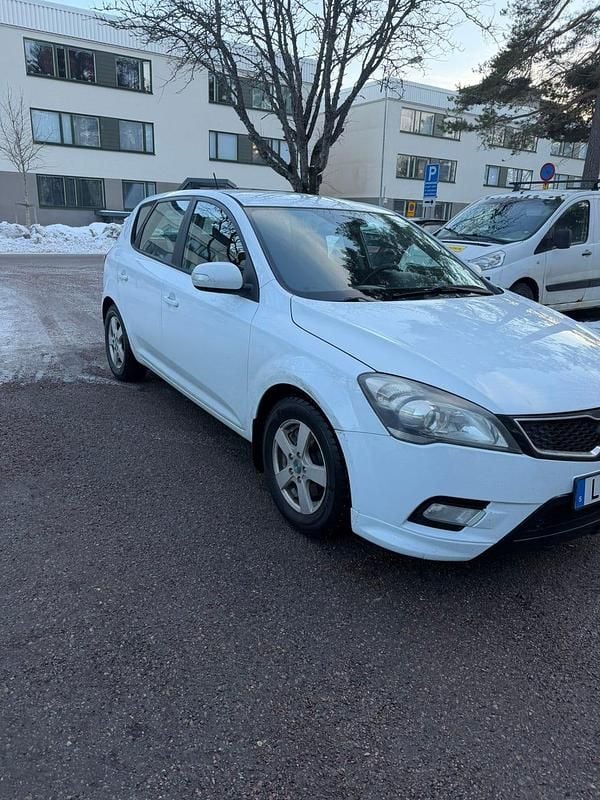 Begagnad Kia Ceed 128 HK (94 kW) 2012 Halvkombi