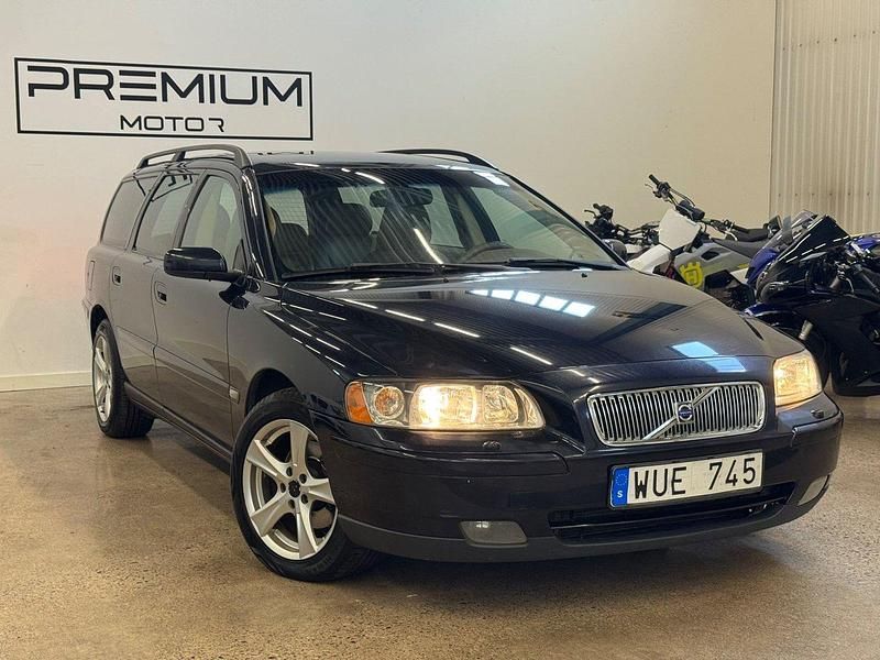 Mörkblå Begagnad 2005 Volvo V70 Kinetic Kombi | 39 900 kr (Marknadspris) - Bild 1/4
