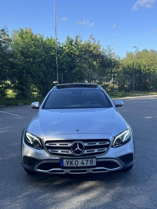 Silver Begagnad 2017 Mercedes E220 Kombi | 239 000 kr (Marknadspris) - Bild 1/4