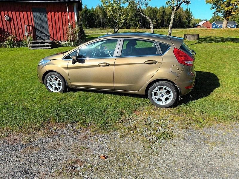 Brun Begagnad 2012 Ford Fiesta Titanium Halvkombi | 49 000 kr (Marknadspris) - Bild 1/4