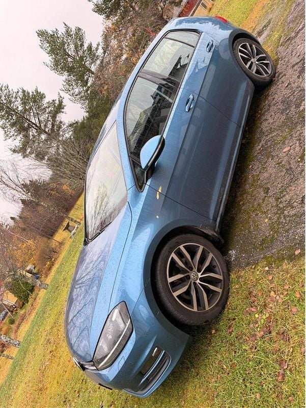 Blå Begagnad 2014 VW Golf VII Halvkombi | 127 000 kr (Marknadspris) - Bild 1/4