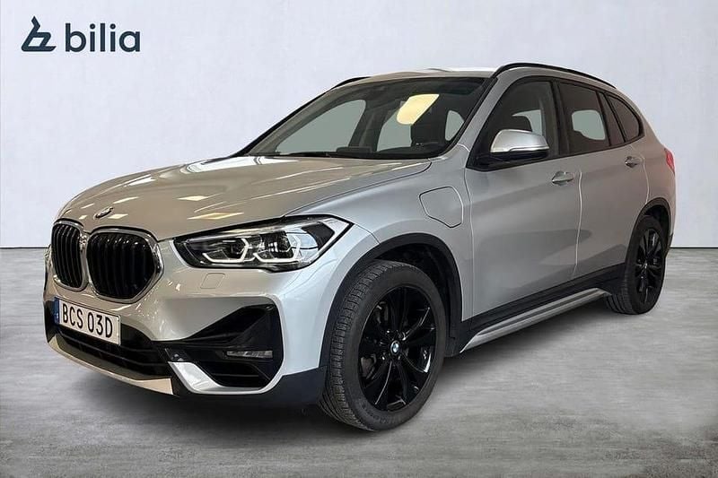 Silver Begagnad 2021 BMW X1 SUV | 249 900 kr (Marknadspris) - Bild 1/3