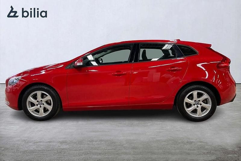 Begagnad Volvo V40 Kinetic 121 HK (88 kW) 2013 Röd Halvkombi