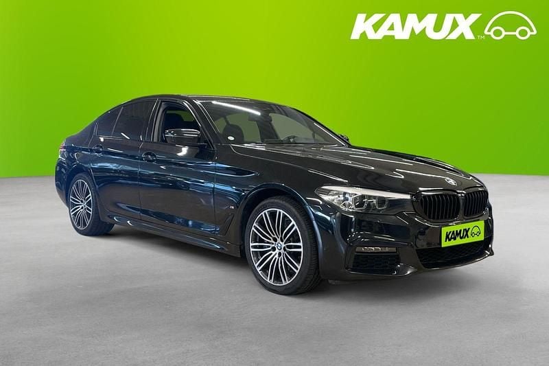 Svart Begagnad 2020 BMW 530e M Sport Sedan | 298 800 kr (Superpris) - Bild 1/4