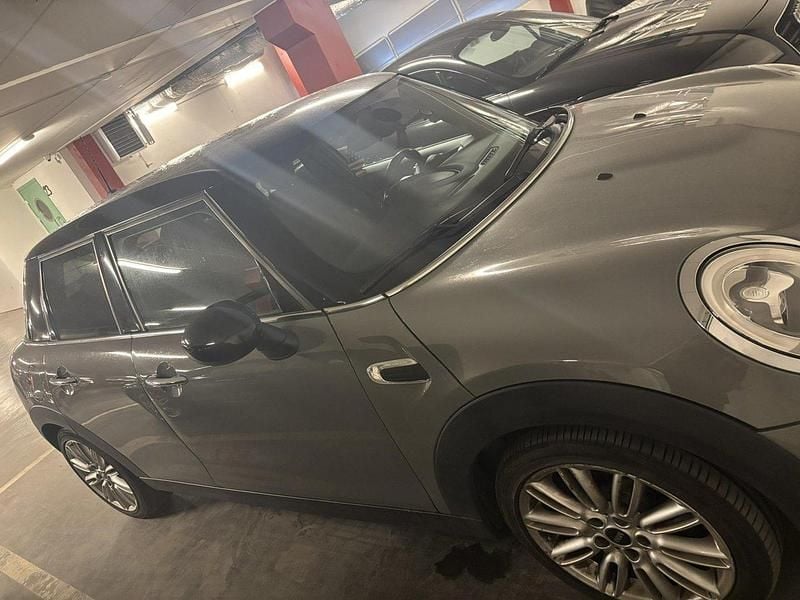 Grå Begagnad 2018 Mini Cooper D Halvkombi | 110 000 kr (Marknadspris) - Bild 1/4