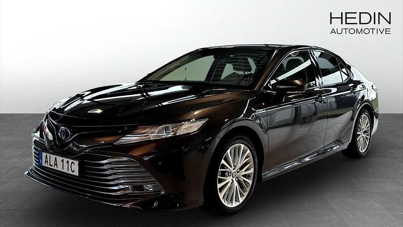 Mörkbrun (brown) Begagnad 2020 Toyota Camry Executive Sedan | 269 900 kr (Superpris) - Bild 1/4