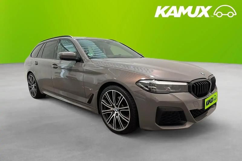 Grå Begagnad 2021 BMW 520 M Sport Kombi | 369 800 kr (Marknadspris) - Bild 1/4