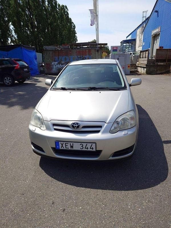 Silver Begagnad 2005 Toyota Corolla Halvkombi | 28 500 kr (Bra pris) - Bild 1/4