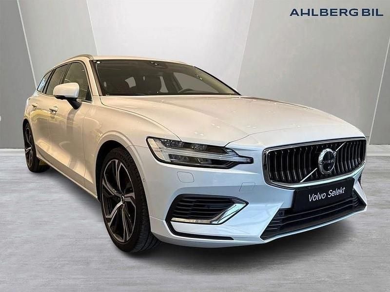 Vit Begagnad 2023 Volvo V60 Ultimate Kombi | 404 500 kr (Marknadspris) - Bild 1/3