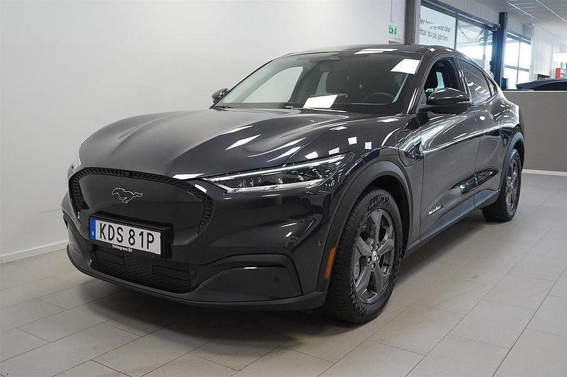 Grå Begagnad 2022 Ford Mustang Mach-E SUV | 389 900 kr (Superpris) - Bild 1/4