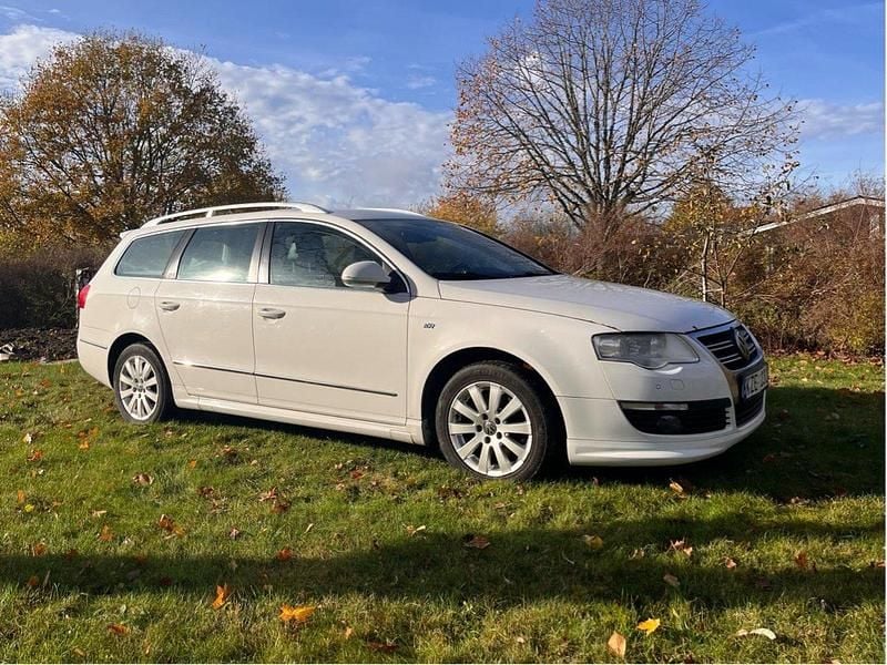 Vit Begagnad 2010 VW Passat Sportline Kombi | 35 000 kr (Marknadspris) - Bild 1/4