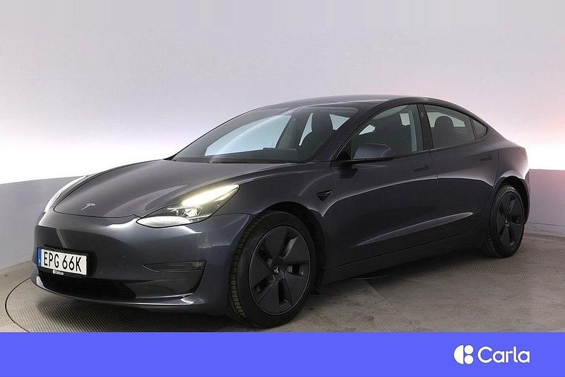 Grå Begagnad 2022 Tesla Model 3 Long Range AWD Sedan | 335 900 kr (Marknadspris) - Bild 1/4