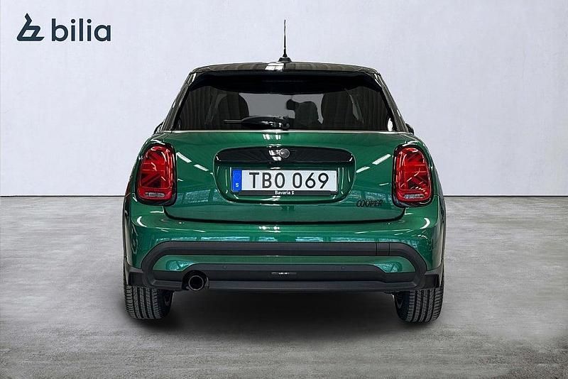 Begagnad Mini Cooper 136 HK (100 kW) 2022 British racing green metallic Halvkombi