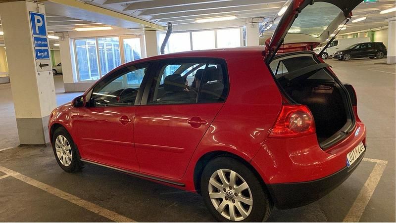 Röd Begagnad 2009 VW Golf Halvkombi | 18 000 kr (Superpris) - Bild 1/4