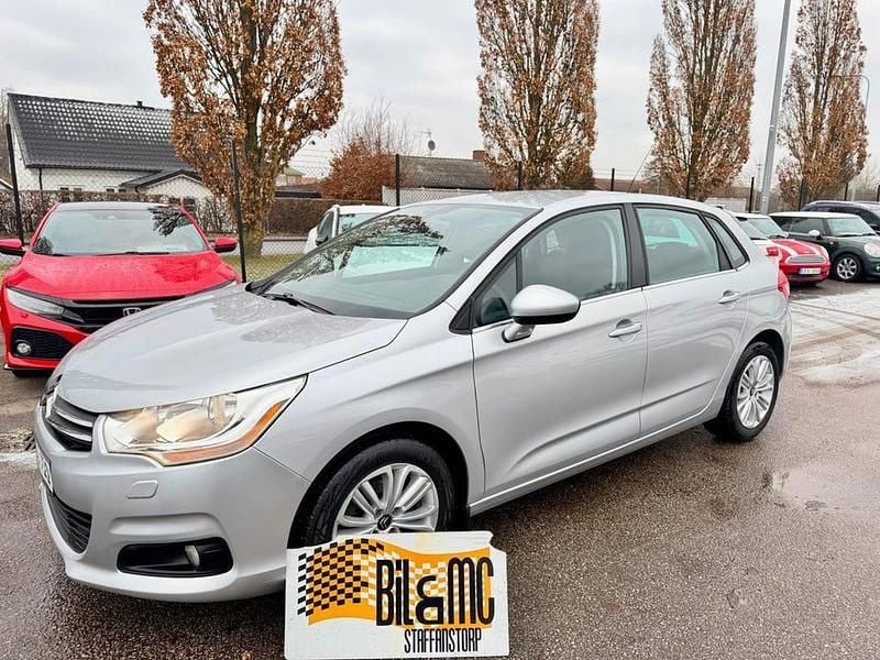 Silver Begagnad 2014 Citroën C4 Halvkombi | 56 800 kr (Bra pris) - Bild 1/4