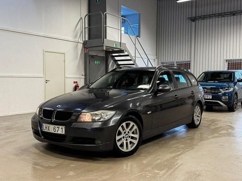 Grå Begagnad 2008 BMW 320 Advantage Kombi | 54 900 kr (Marknadspris) - Bild 1/4